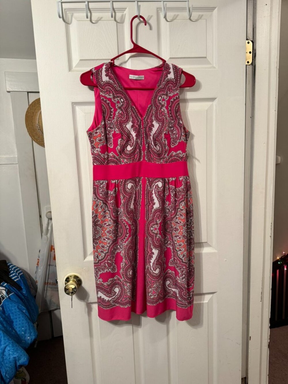 Sandra Darren Pink Sleevless Paisley Print Midi Dress.  Size 8, New with tags.